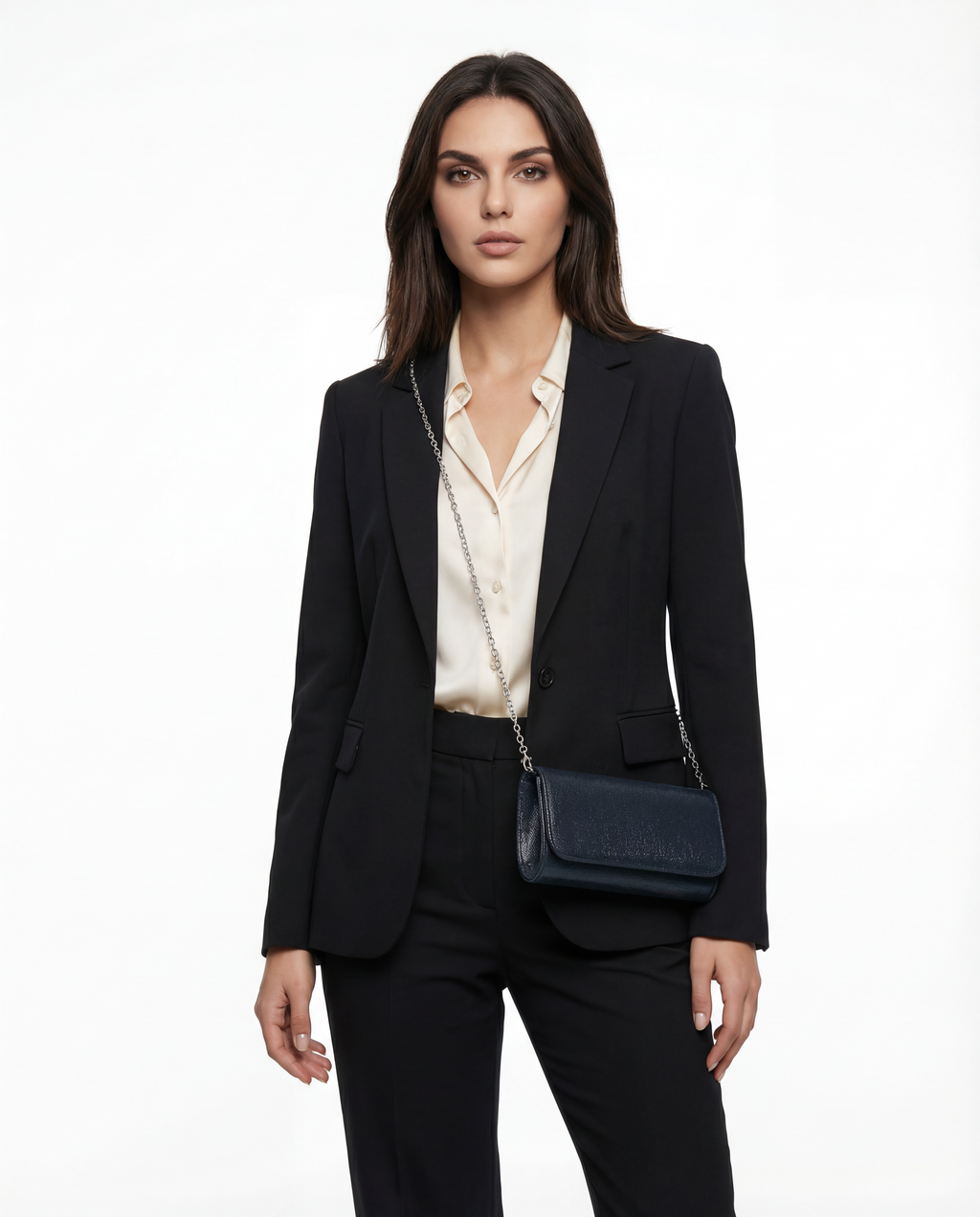 KLARA – elegantna večernja torbica s metalnim remenom