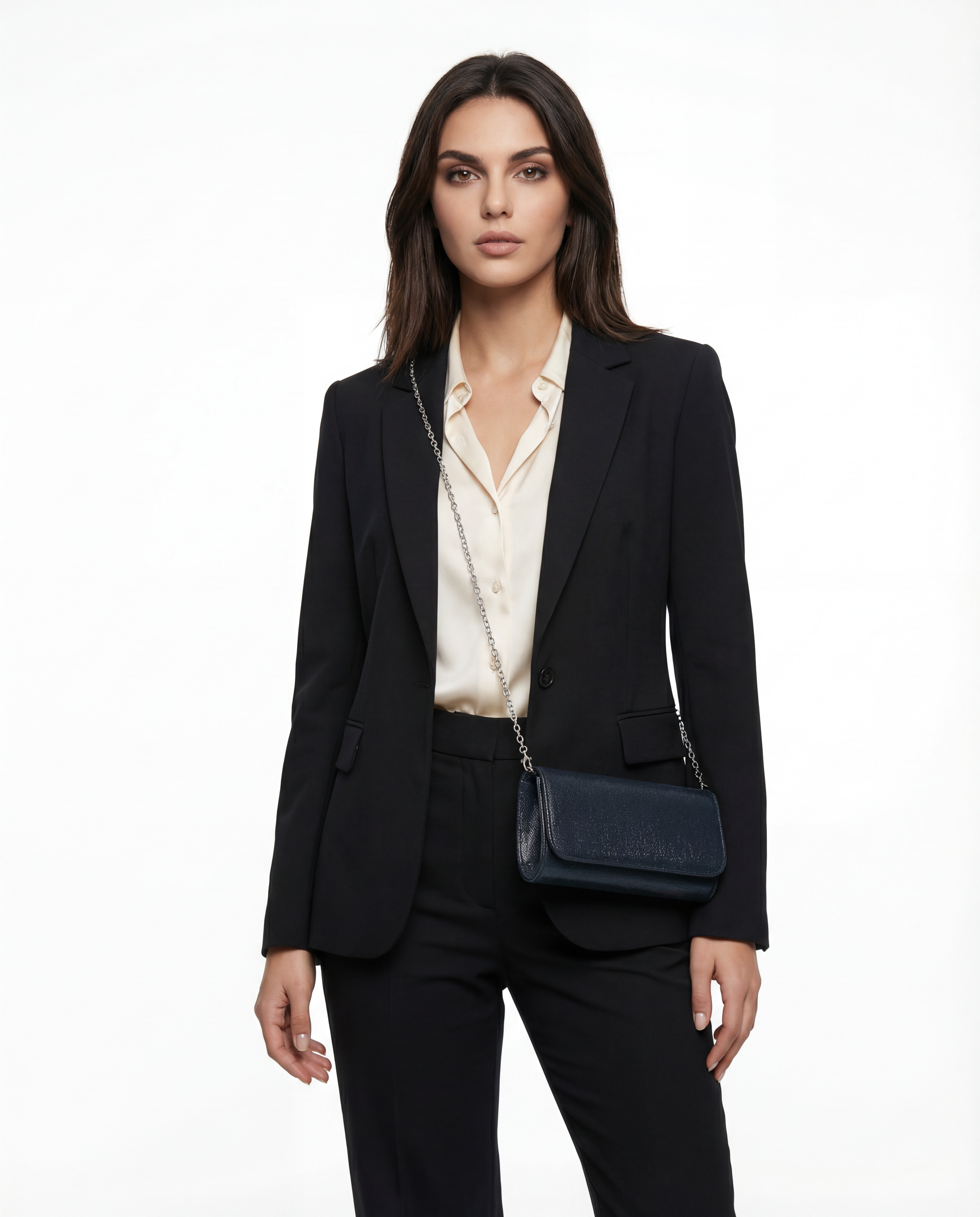 KLARA – elegantna večernja torbica s metalnim remenom