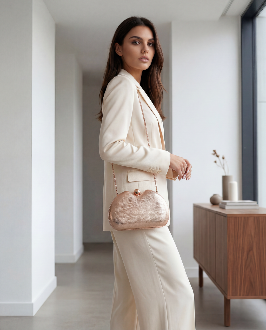 KAJA – elegantna večernja clutch torbica s teksturom